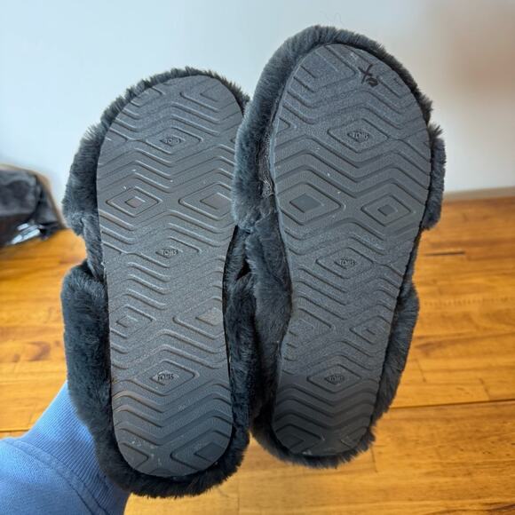 Tom’s Susie Charcoal Gray Criss Cross Slippers Lounge Cozy Fuzzy Size 7 - Picture 3 of 4